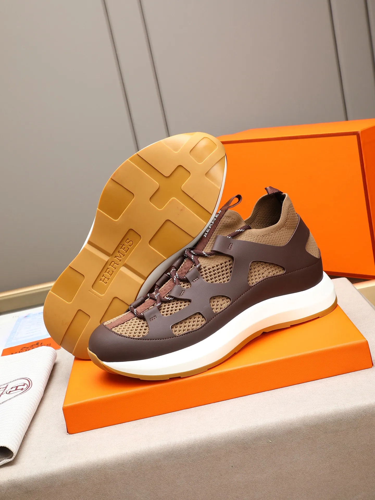 Men's shoes💰580 HERMES/Hermès men's rest sneakers! -High-end quality original casual sports shoes -Upper: high nappa calfskin, forging technology, knitted fabric, shoe brand webbing, injection molded brand logo -Inner: foot pad; water-dyed cowhide -Outsole: ultra-light TPU·rubber; two-color molded outsole -Ultra-high quality control·fine workmanship: highlighted (high-end·luxury·grade) Size: 38-39-40-41-42-43-44 (45 can be customized)